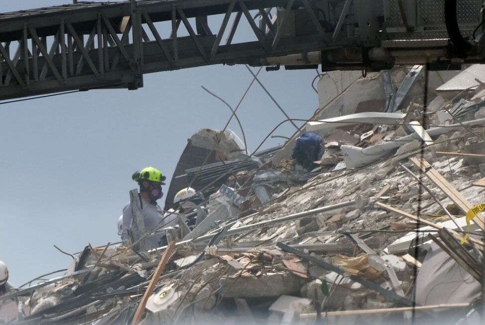 Encuentran 10 personas en derrumbe